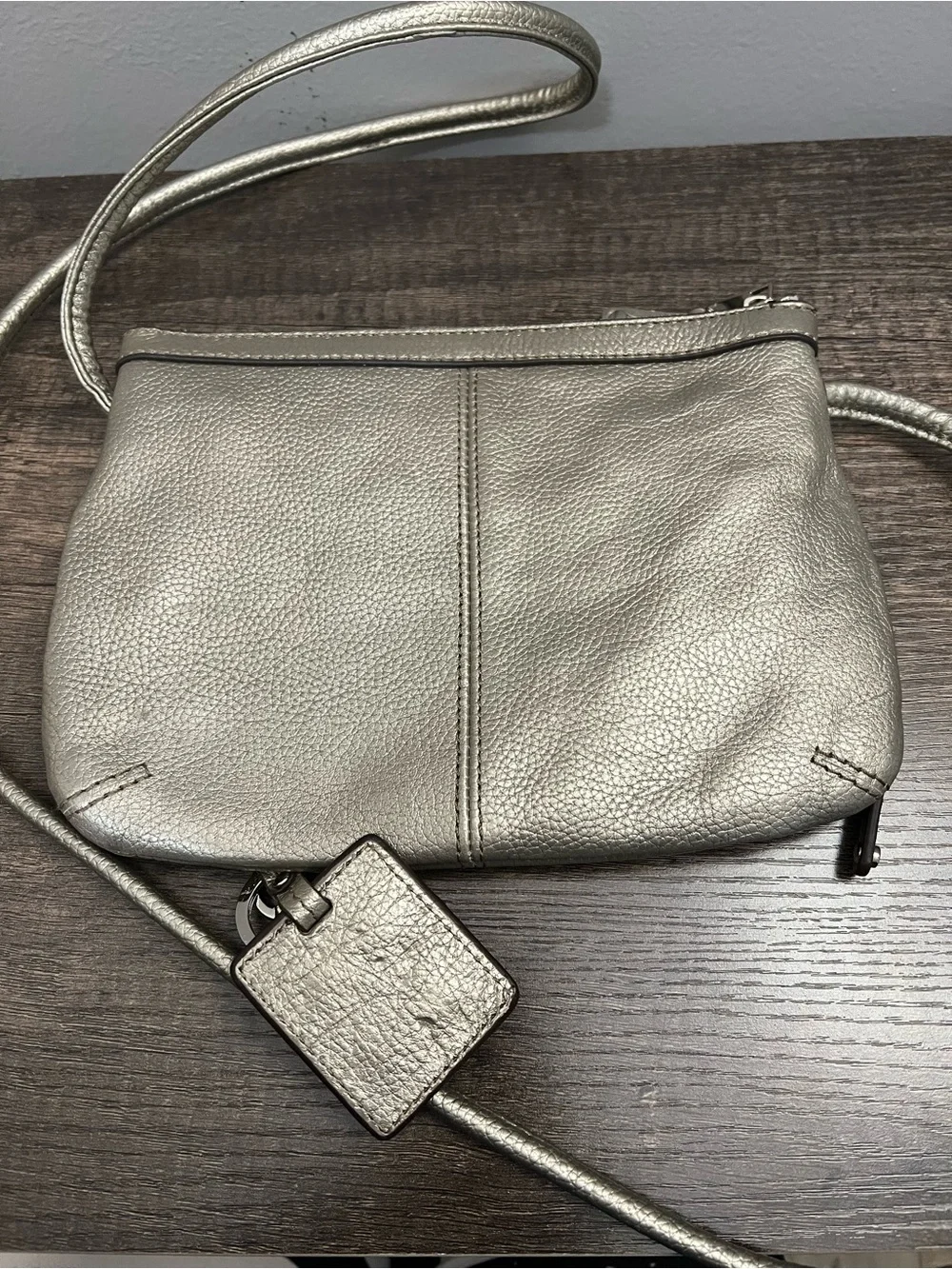 Tignanello Metallic Silver Pebbled Leather Crossbody with Keyring EUC